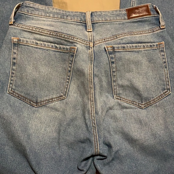 Hollister ultra high rise mom jeans - Picture 2 of 4